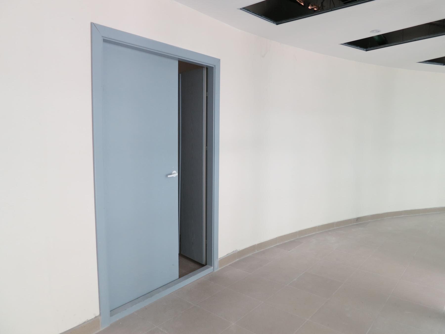 Полуторная распашная усиленная дверь Benefit, установленная в коридоре бизнес-центра